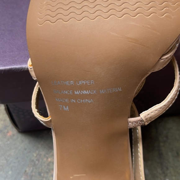 BP Platinum Twirl-Lea Sandal Nude Patent SZ 7 NWT - Picture 6 of 11